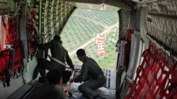Dengan Metode Airdrop, TNI Kembali Suplai Logistik ke Wilayah Terisolasi Aceh Tamiang