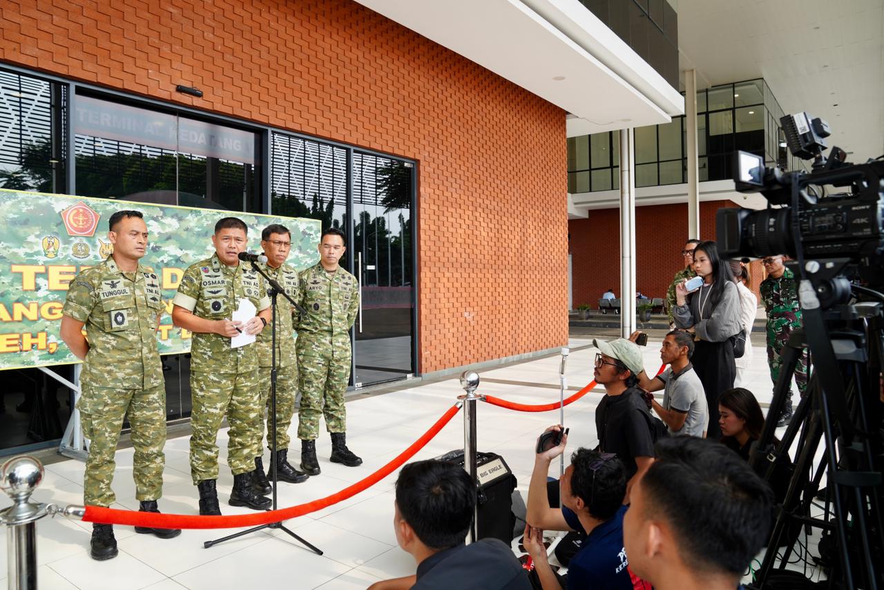 Dari Udara, Laut, dan Darat, TNI Maksimalkan Seluruh Kekuatan untuk Rakyat Terdampak Bencana Dari Udara, Laut, dan Darat, TNI Maksimalkan Seluruh Kekuatan untuk Rakyat Terdampak Bencana