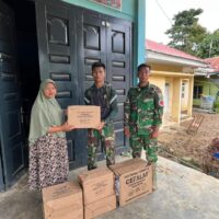 Menembus Medan Berat, TNI Kirim Bantuan Obat ke Desa Terisolir Pascabanjir Aceh Tengah