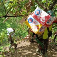 Terisolir, Personel Kodim Aceh Tenggara Jalan Kaki Antar Bantuan ke Ketambe