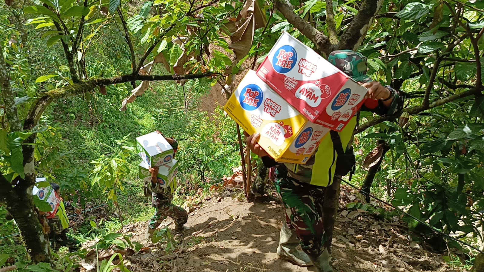 Terisolir, Personel Kodim Aceh Tenggara Jalan Kaki Antar Bantuan ke Ketambe