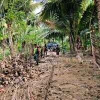 TNI Kerahkan Alat Berat Normalisasi Akses Warga di Bireuen