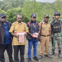 Babinsa Pos-Ramil 1714-07/Fawi Dampingi Penyaluran BLT Dana Desa di Distrik Fawi