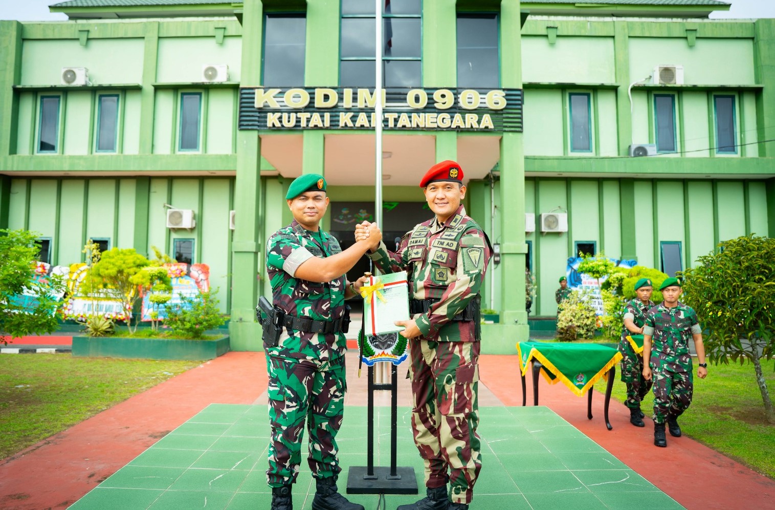 Kodim 0906/Kkr Gelar Apel Kehormatan Dan Tradisi Pedang Pora Lepas Letkol Czi Damai Kodim 0906/Kkr Gelar Apel Kehormatan Dan Tradisi Pedang Pora Lepas Letkol Czi Damai