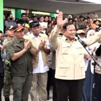 Panglima TNI Dampingi Presiden Prabowo Subianto Tinjau Lokasi Pengungsian Langkat