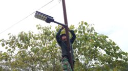 Prajurit TNI Pasang Lampu Tenaga Surya, Akses Penerangan Warga Desa Mardame Kembali Normal
