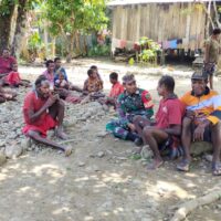 Babinsa Pos-Ramil 1714-07/Fawi Bangun Kedekatan Dengan Masyarakat Binaanya Lewat Komsos