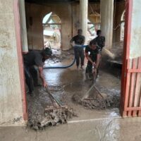 Prajurit TNI Bersama Warga Bersihkan Masjid Tanah Merah Pasca Banjir Aceh Utara