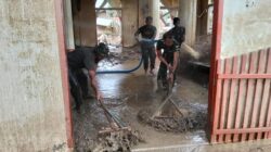 Prajurit TNI Bersama Warga Bersihkan Masjid Tanah Merah Pasca Banjir Aceh Utara