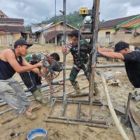 TNI Bangun Sumur Bor untuk Penuhi Kebutuhan Air Bersih Pengungsi Banjir di Batang Toru