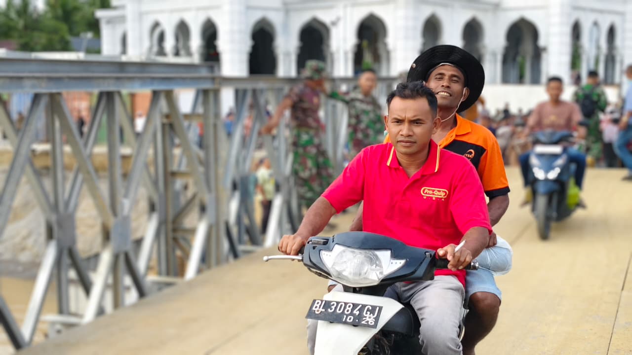 TNI Rampungkan Jembatan Bailey Teupin Mane, Aktivitas Warga Sekitar Kembali Normal