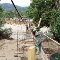 TNI Bersama Warga Perbaiki Jembatan untuk Buka Akses Antar Desa di Aceh Tenggara