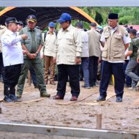 Panglima TNI Dampingi Presiden RI Tinjau Pengungsi, Huntara, dan Infrastruktur di Sumbar