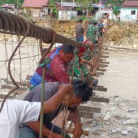 Prajurit TNI Bersama Warga Perbaiki Jembatan Gantung di Aceh Tenggara