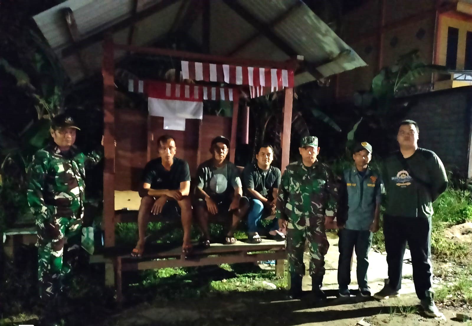 Pastikan Wilayah Binaan Aman, Babinsa Bersama Warga Lakukan Patroli Siskamling