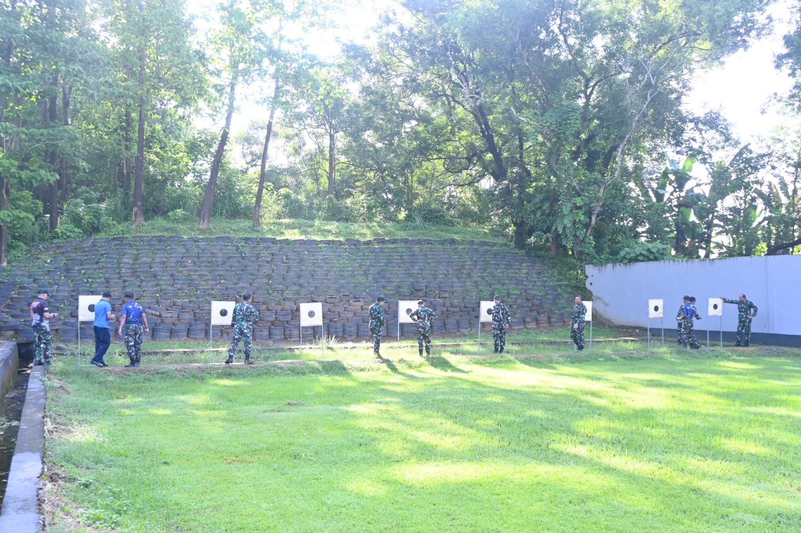 Pelihara Kemampuan Dasar Prajurit, Perwira Lanud Sultan Hasanuddin Laksanakan Latihan Menembak