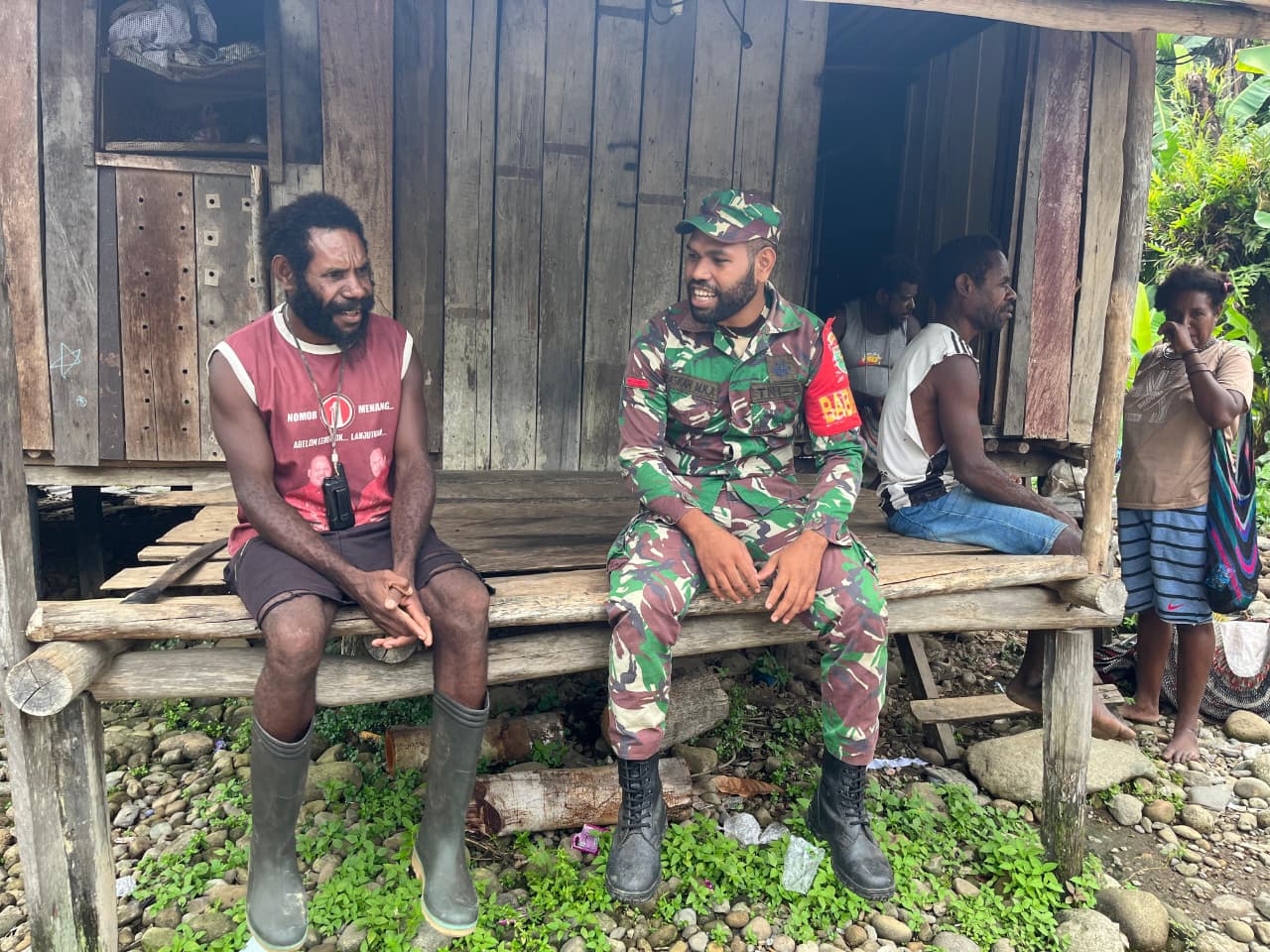 Pos-Ramil 1714-07/Fawi Babinsa Giat Komsos Membanggun Keharmonisan Keakraban Dengan Warga Binaan Pos-Ramil 1714-07/Fawi Babinsa Giat Komsos Membanggun Keharmonisan Keakraban Dengan Warga Binaan