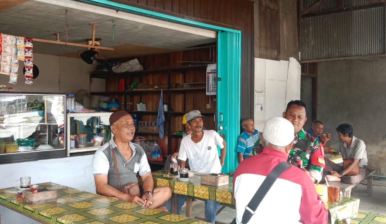 Warung Kopi Jadi Tempat Favorit, Babinsa Lakukan Komsos Bersama Warga Warung Kopi Jadi Tempat Favorit, Babinsa Lakukan Komsos Bersama Warga