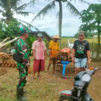 Wujudkan Kemanunggalan TNI Dengan Rakyat, Babinsa Komsos Bersama Petani