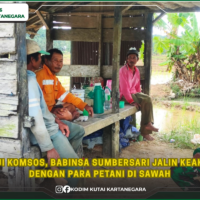 Melalui Komsos, Babinsa Sumbersari Jalin Keakraban dengan Para Petani di Sawah