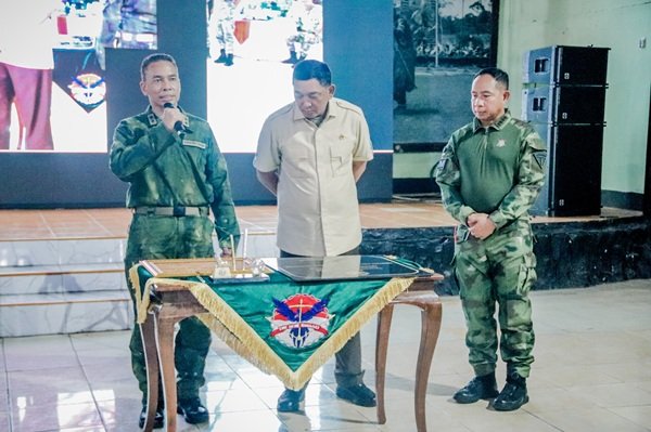 Panglima TNI Bersama Menhan RI Anugerahkan KPLB kepada Prajurit Berprestasi di Timika Panglima TNI Bersama Menhan RI Anugerahkan KPLB kepada Prajurit Berprestasi di Timika
