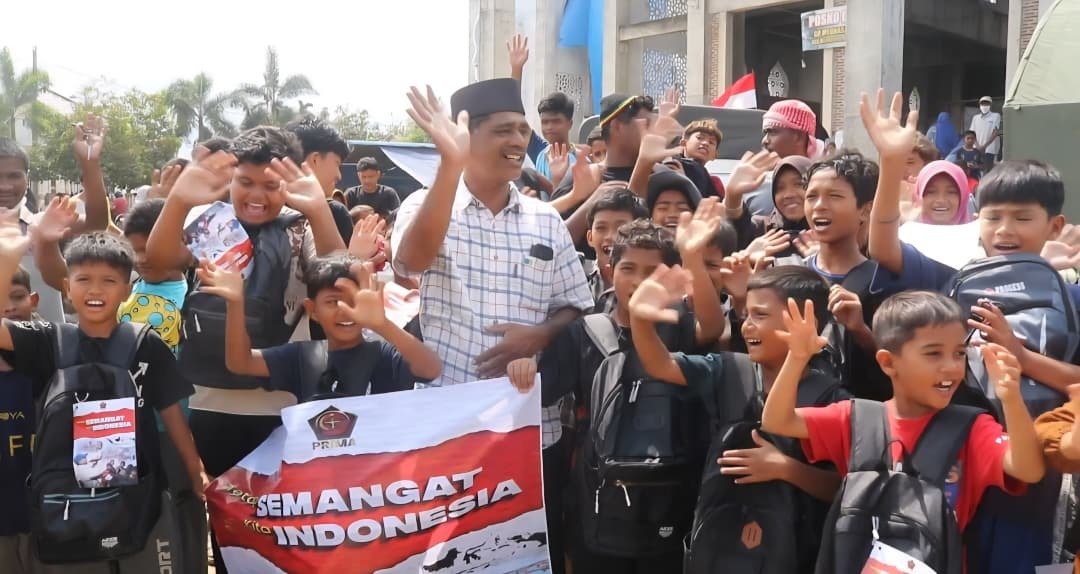 Hadirkan Senyum Anak-Anak Aceh, TNI Salurkan Ribuan Paket Alat Sekolah