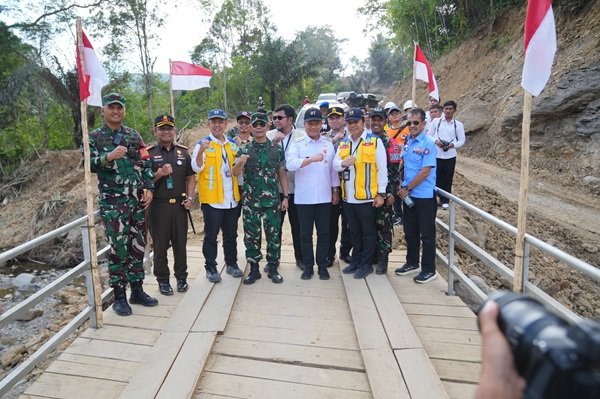 Kasum TNI Tinjau Pembangunan Hunian Sementara di Desa Napa Tapanuli Selatan Kasum TNI Tinjau Pembangunan Hunian Sementara di Desa Napa Tapanuli Selatan