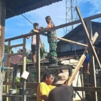 Babinsa Koramil 1505-04/Oba Bersama Warga Gotong Royong Bangun Rumah Warga