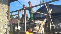 Babinsa Koramil 1505-04/Oba Bersama Warga Gotong Royong Bangun Rumah Warga