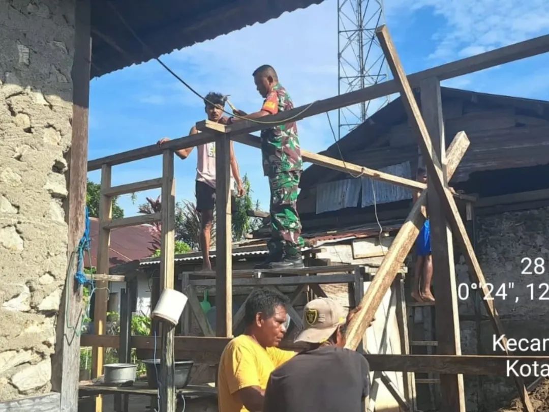 Babinsa Koramil 1505-04/Oba Bersama Warga Gotong Royong Bangun Rumah Warga