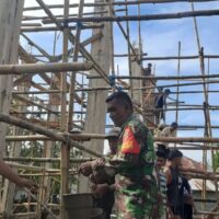Hadir di Tengah Masyarakat, Babinsa Kodim 1505/Tidore Gotong Royong Bantu Pengecoran Masjid