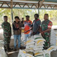 Agar Berjalan Dengan Lancar dan Tepat Sasaran, Babinsa Koramil Kokonao Dampingi Petugas Bulog Salurkan Bantuan Raskin