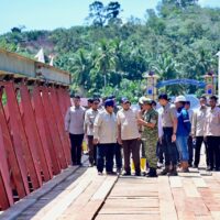 Wapang TNI Dampingi Presiden Prabowo Tinjau Jembatan Bailey dan Posko Kesehatan di Tapanuli SelatanWapang TNI Dampingi Presiden Prabowo Tinjau Jembatan Bailey dan Posko Kesehatan di Tapanuli Selatan