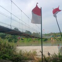 Prajurit TNI Rampungkan Renovasi Jembatan Gantung Garuda, Akses Desa Bandar Kuala Kembali Pulih