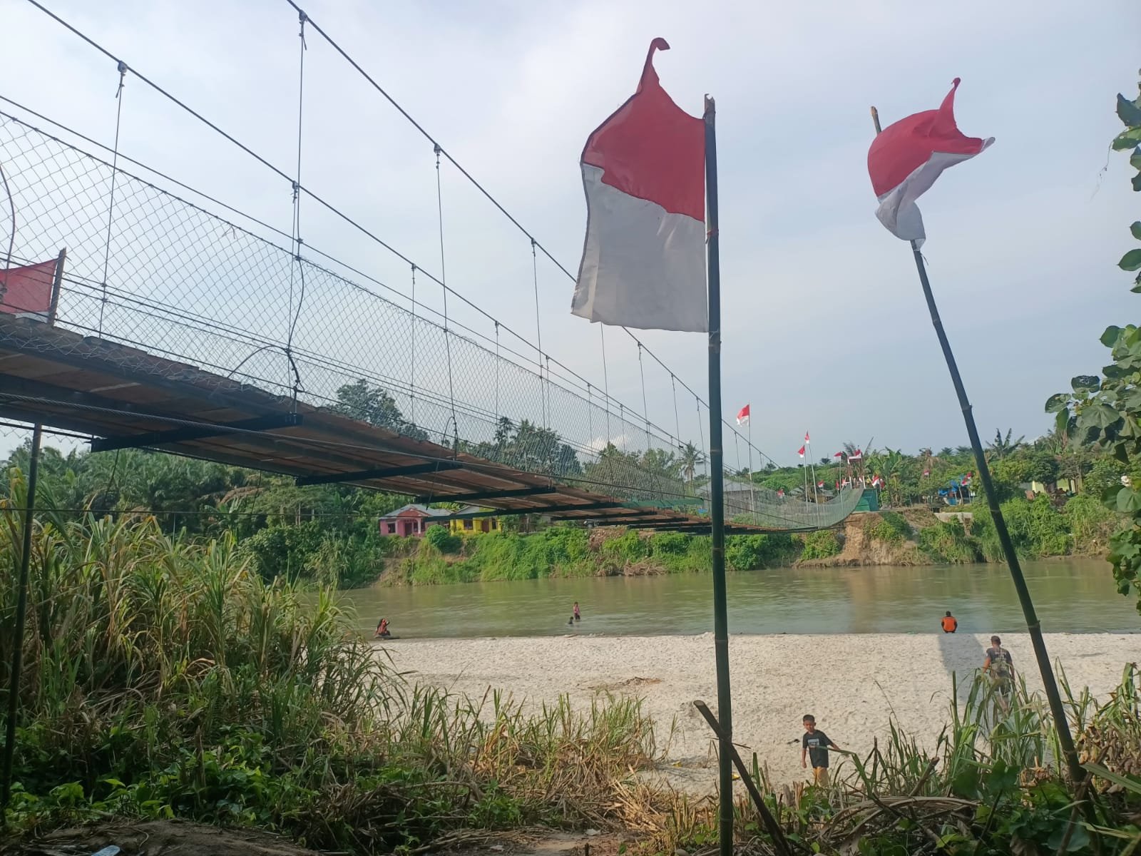 Prajurit TNI Rampungkan Renovasi Jembatan Gantung Garuda, Akses Desa Bandar Kuala Kembali Pulih Prajurit TNI Rampungkan Renovasi Jembatan Gantung Garuda, Akses Desa Bandar Kuala Kembali Pulih