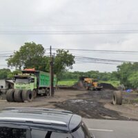 Aktivitas Padat Lalu Lintas, Stockpile Pasir di Pasuruan Disorot soal Kepatuhan Aturan
