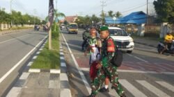 Peduli Keselamatan Anak Sekolah, Secara Rutin Babinsa Koramil Jajaran Kodim 1710/Mimika Bantu Seberangkan Jalan