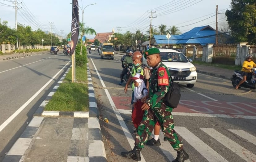 Peduli Keselamatan Anak Sekolah, Secara Rutin Babinsa Koramil Jajaran Kodim 1710/Mimika Bantu Seberangkan Jalan Peduli Keselamatan Anak Sekolah, Secara Rutin Babinsa Koramil Jajaran Kodim 1710/Mimika Bantu Seberangkan Jalan