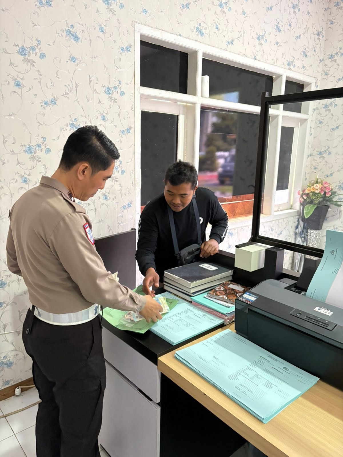 Polantas Menyapa: Polisi yang Datang untuk Mendengar, Bukan Menghakimi Polantas Menyapa: Polisi yang Datang untuk Mendengar, Bukan Menghakimi