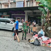 Ciptakan Lingkungan Yang Bersih, Babinsa Koramil Kota Ajak Warga Bersihkan Sampah