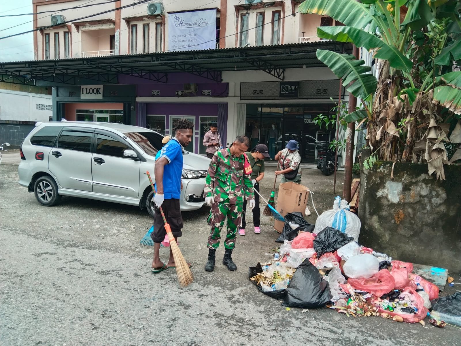 Ciptakan Lingkungan Yang Bersih, Babinsa Koramil Kota Ajak Warga Bersihkan Sampah