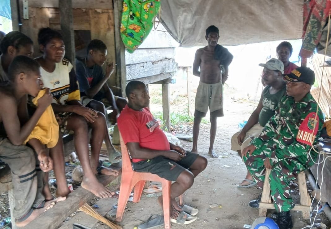 Babinsa Koramil Kokonao Jadikan Komsos Sebagai Media Jalin Silaturahmi Bersama Warga Binaan Babinsa Koramil Kokonao Jadikan Komsos Sebagai Media Jalin Silaturahmi Bersama Warga Binaan