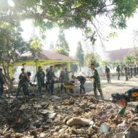 Aksi Taruna Akademi TNI Bersihkan Sekolah Pascabanjir di Aceh Tamiang