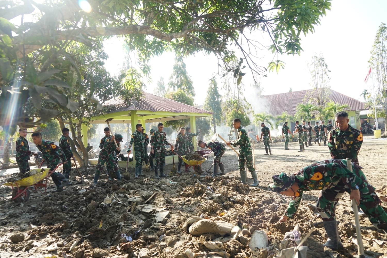 Aksi Taruna Akademi TNI Bersihkan Sekolah Pascabanjir di Aceh Tamiang
