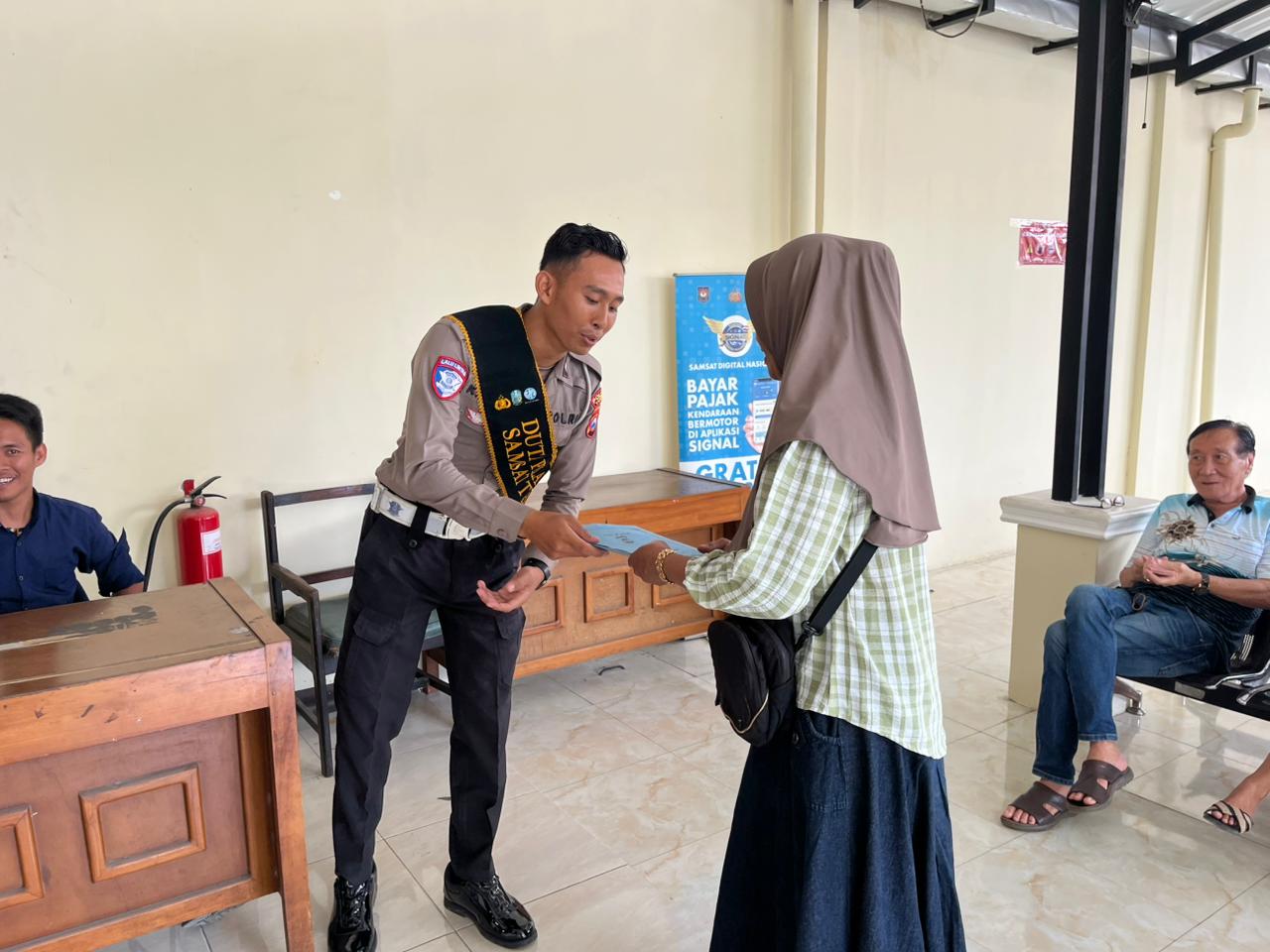 Pelayanan Lalu Lintas Tanpa Sekat, Polres Tuban Sambangi Warga Desa