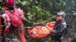 Menembus Hutan dan Tebing, Prajurit TNI Temukan Dua Korban Kecelakaan Pesawat ATR 42-500 di Gunung Bulusaraung