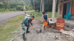 Peduli Sesama, Babinsa Oba Ikut Bantu Pekerjaan Rumah Warga