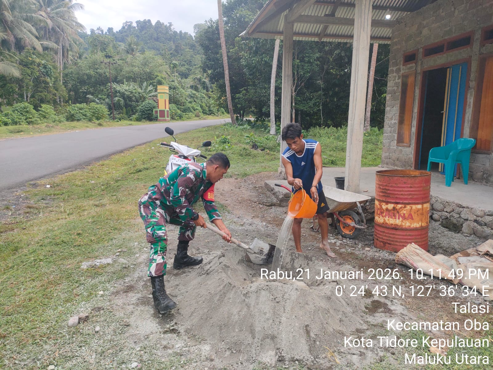 Peduli Sesama, Babinsa Oba Ikut Bantu Pekerjaan Rumah Warga Peduli Sesama, Babinsa Oba Ikut Bantu Pekerjaan Rumah Warga