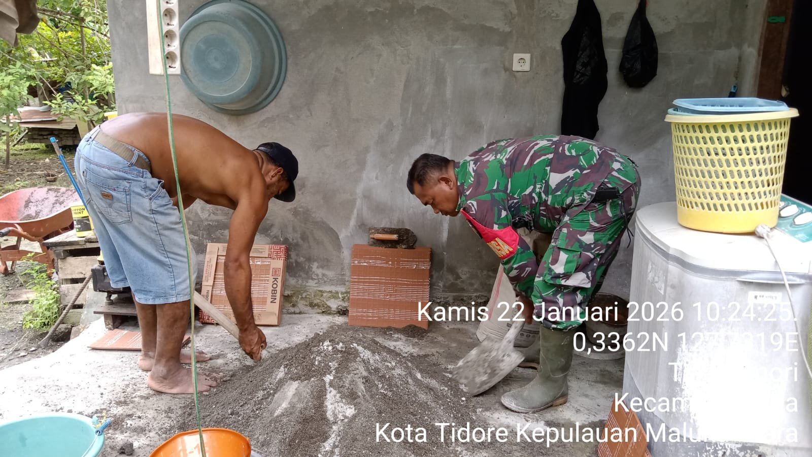 Tak Cuma Jaga Wilayah, Babinsa Kodim Tidore Ikut Adukan Semen Bangun Rumah Warga Tak Cuma Jaga Wilayah, Babinsa Kodim Tidore Ikut Adukan Semen Bangun Rumah Warga