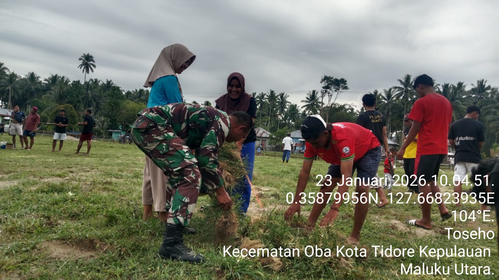 Gotong Royong Babinsa dan Warga, Lapangan Sepak Bola Desa Toseho Kembali Bersih Gotong Royong Babinsa dan Warga, Lapangan Sepak Bola Desa Toseho Kembali Bersih